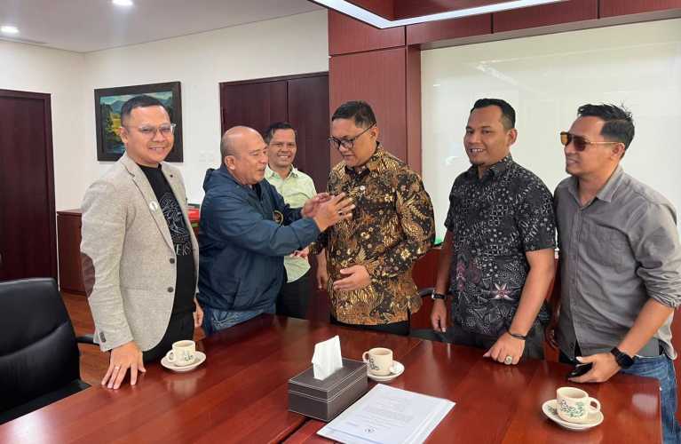 Putra Bupati dan Cucu Datuk Bendahara, Erwin Dimas Dapat Pin Kehormatan JMSI Riau