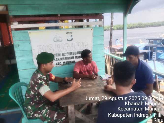 Babinsa Koramil 08/Mandah Tingkatkan Komsos, Fokus Penyuluhan Kamtibmas di Pelabuhan