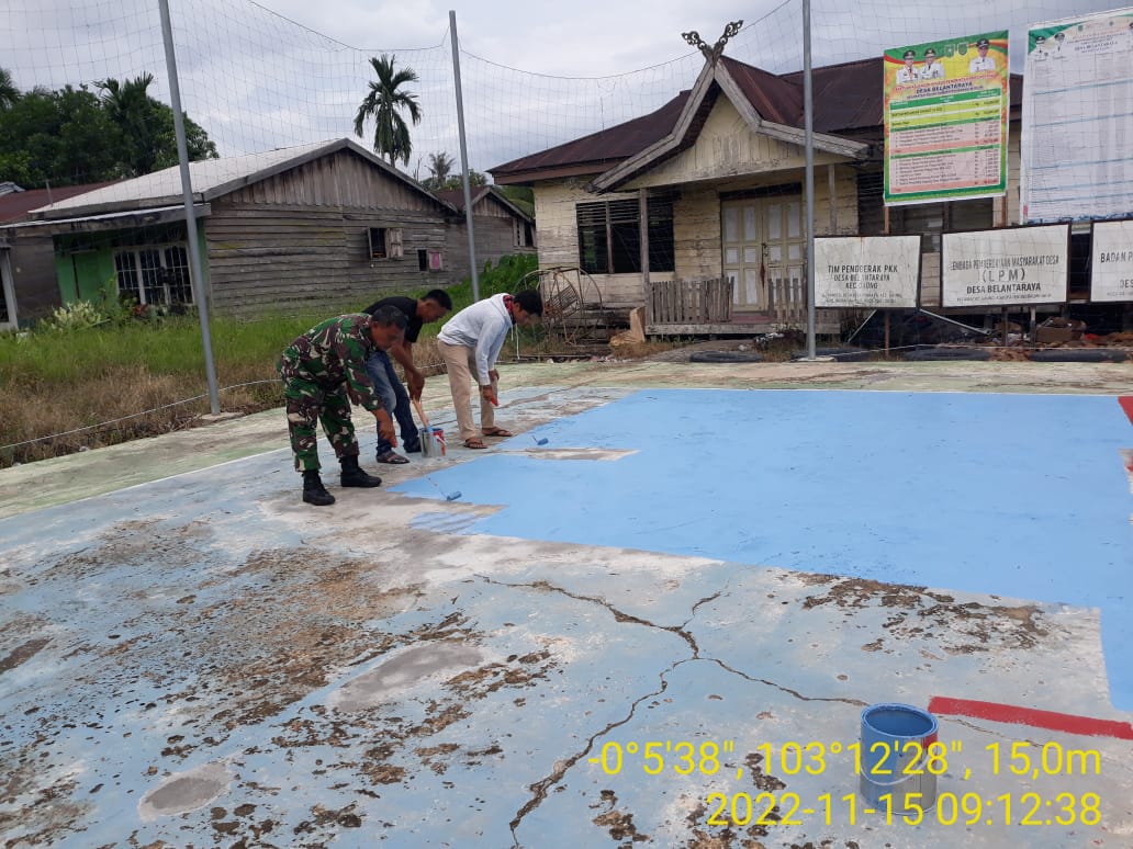 Serma Sasmito Gotong Royong Pengecatan Lapangan Voli Desa Jelang Turnamen