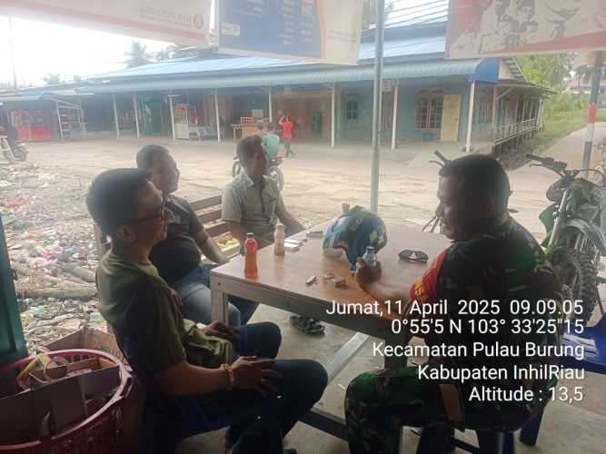 Babinsa Koramil 11/Pulau Burung  Memperkuat Kebersamaan dengan Warga Desa Sungai Danai