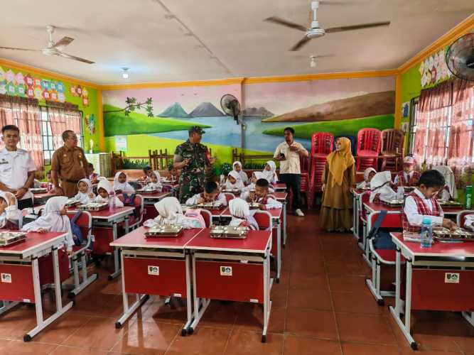 Babinsa Serda Miskal Dampingi Penyaluran 5.528 Porsi Makan Bergizi Gratis di Beberapa Sekolah
