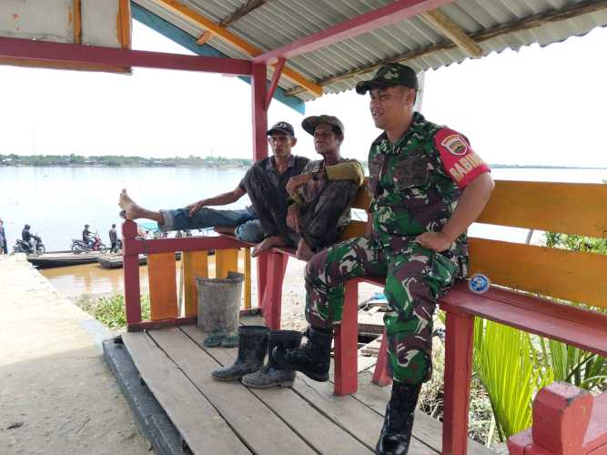 Babinsa Sungai Intan Jaga Kamtibmas di Pelabuhan Penyeberangan Desa Saat Idul Adha 1446 H