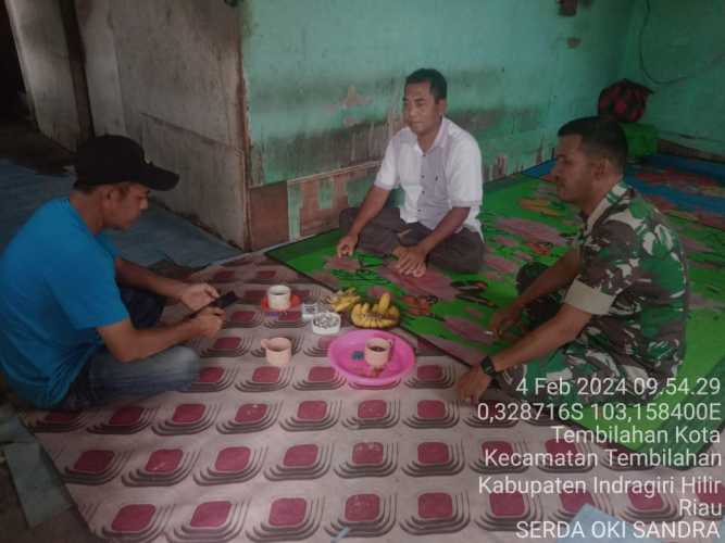 Datangi Rumah Warga, Serda Oki Sandra Tinjau Langsung kehidupan Warga Pasca Musim Hujan dan Banjir