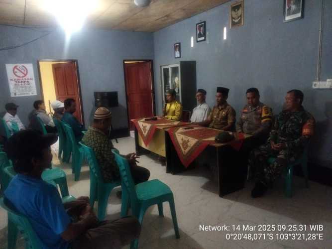 Babinsa Hadiri Musyawarah Pencegahan Banjir di Desa Kuala Sebatu