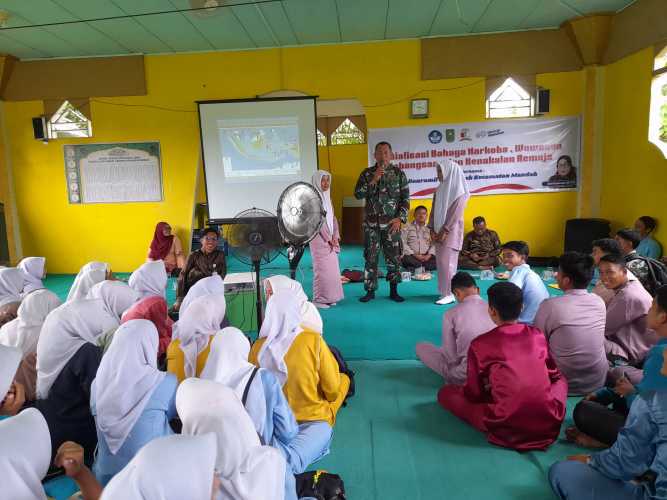 Danramil Mandah Berikan Materi Wasbang Kepada Siswa Menengah Atas