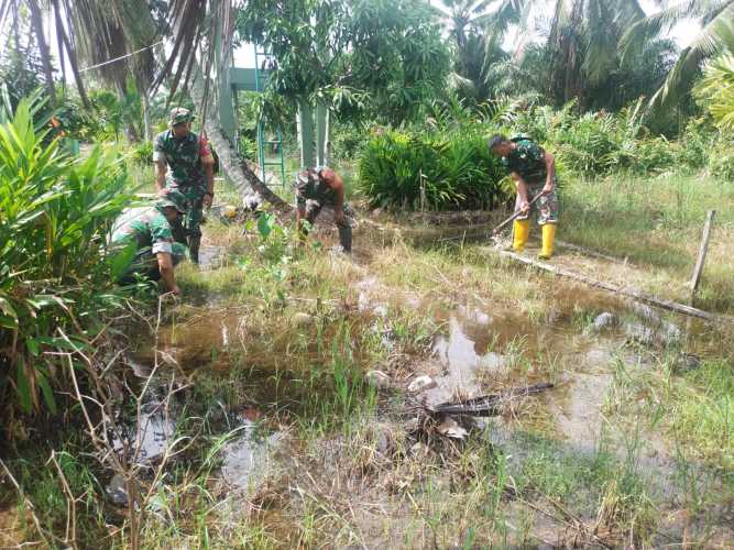 Ciptakan Lingkungan Yang sehat,Personil Koramil 12/Batang Tuaka Lakukan Pembersihan Pangkalan Koramil