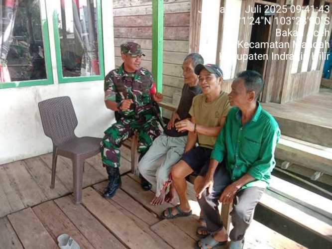 Babinsa Sertu Mistar Berikan Informasi Pelayanan Binter kepada Masyarakat