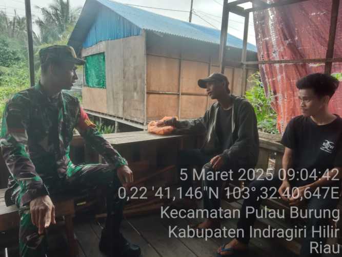 Babinsa Koramil 11/PBR Jalin Kebersamaan dengan Warga Desa Keramat Jaya di Bulan Ramadhan