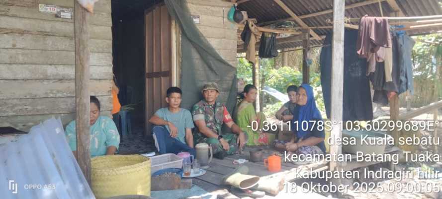 Babinsa Koramil 12/Batang Tuaka Ajak Warga Kuala Sebatu Menata Keasrian Lingkungan
