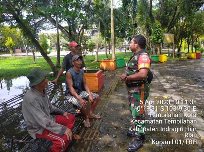 Babinsa Tembilahan Hulu Tegur Warga yang Tidak Puasa Untuk Toleransi