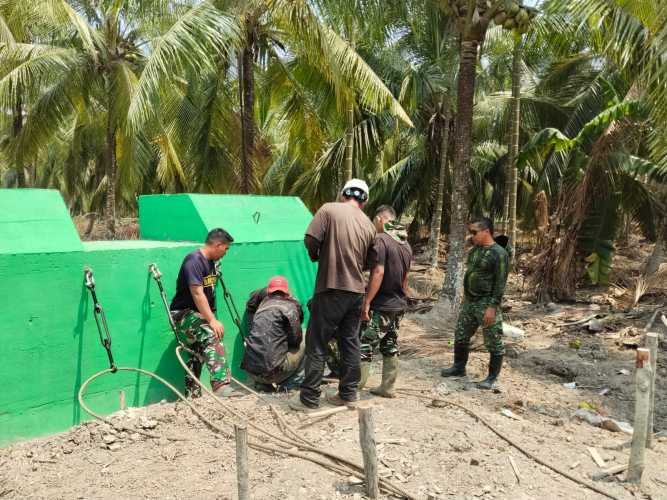 Babinsa Koramil 12/Batang Tuaka Gerakkan Gotong Royong Percepat Pembangunan Jembatan Penghubung