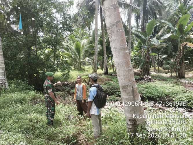 Babinsa Mandah Patroli di Wilayah Perbatasan