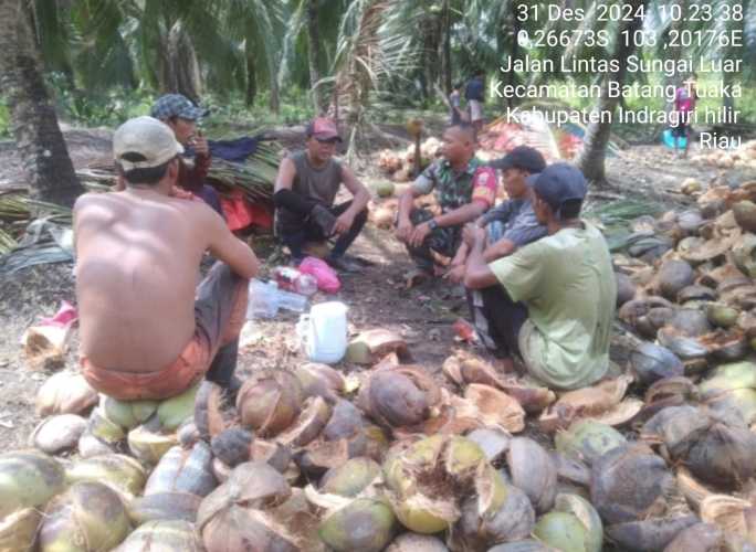 Komsos Babinsa Koramil 12/Batangtuaka, Masyarakat Sungai Luar Siap Rayakan Tahun Baru