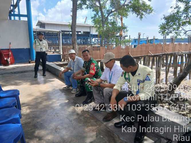 Babinsa Koramil 11/Pulau Burung Tingkatkan Sinergi dengan Security PT RSUP dalam Menjaga Kamtibmas