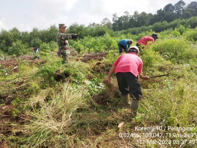 Serda Erik Gotong Royong Pembersihan Lapangan Apel Damkar