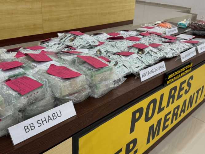Polisi Gagalkan Peredaran 30 Kg Sabu dan Ribuan Liquid Narkotika dari Malaysia
