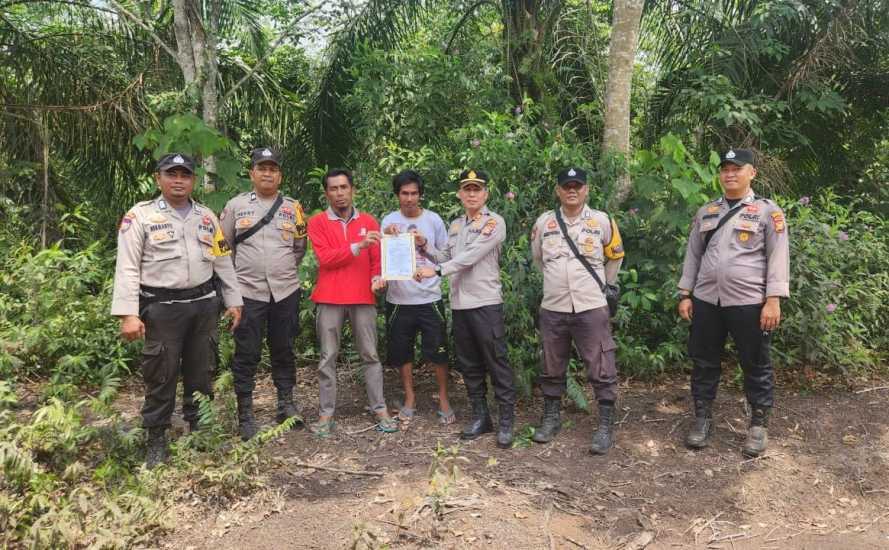 Kapolsek Kempas bersama Bhabinkamtibmas Gencar Patroli Karhutla dan Penyebaran Maklumat Kapolda Riau.