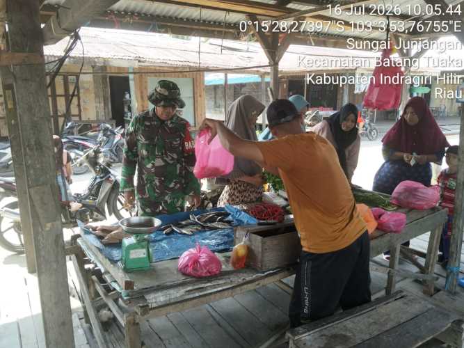 Babinsa Junjangan Aktif Jaga Ketentraman dan Ketertiban Pasar Rakyat Melalui Komsos dengan Warga