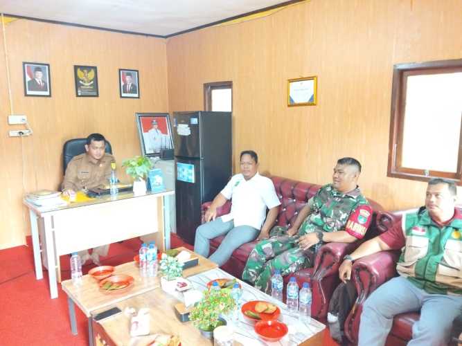 Babinsa Sungai Intan melaksanakan koordinasi rutin dengan Pemdes
