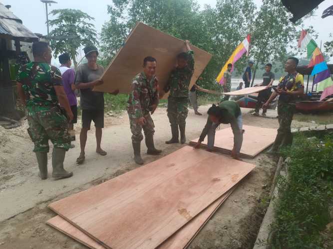 Sukseskan TMMD Ke-130, Kodim 0314/Inhil Langsir Material Melalui Jalur Darat dan Laut