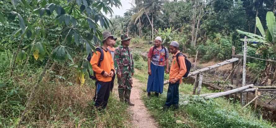 Babinsa Sertu Anton dalam patroli tapal batas wilayah secara terfokus