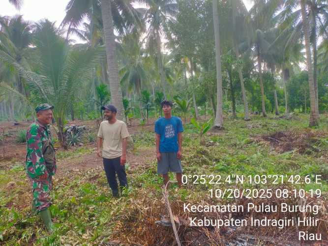 Babinsa Koramil 11/PBR Laksanakan Patroli Tapal Batas untuk Cegah Ketegangan Sosial di Desa Sri Danai Jaya