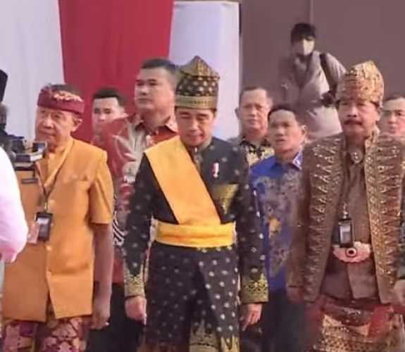 Pakaian Adat Melayu Riau Pilihan Presiden saat Pimpinan Upacara Harlah Pancasila di Dumai