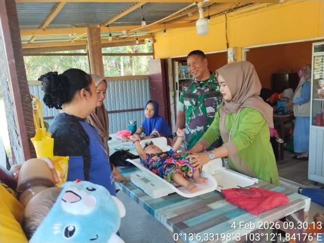 Babinsa Koramil 12/Batang Tuaka Dampingi Bidan Desa Tingkatkan Imunisasi Anak