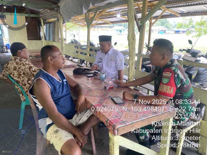 Babinsa Koramil 08/Mandah Kodim 0314/Inhil, Pratu Cavien Prayogo, melaksanakan kegiatan komunikasi kedinasan