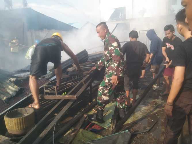 Peltu Rafli Bersama Warga Evakuasi Puing Puing Sisa Kebakaran di Pasar Desa Pulau Burung