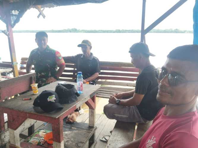 Himbauan Keselamatan Jadi Fokus Babinsa Sungai Intan Saat Temui Buruh Pompong di Momen May Day