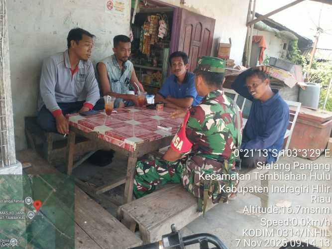 Babinsa Desa Sialang Panjang, Serka Masri, melaksanakan kegiatan pengawasan serta pembinaan sumber daya manusia