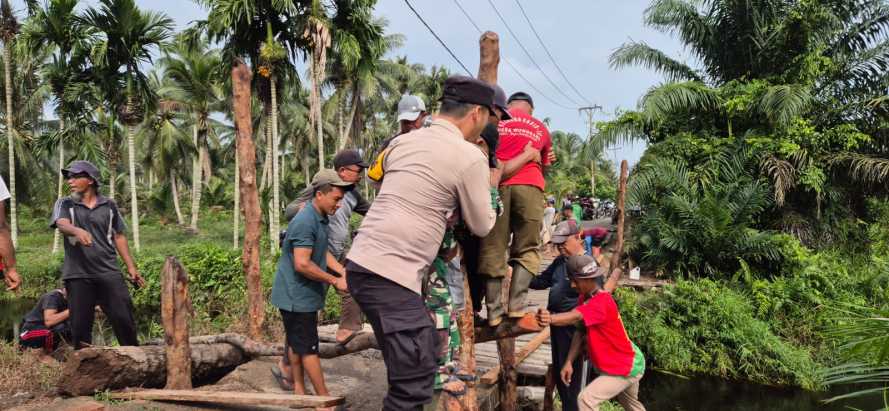 Bhabinkamtibmas Wonosari Polsek Pelangiran Turun Tangan Perbaiki Jembatan Utama Kanal KM 12