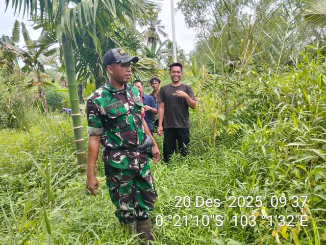 Babinsa Koramil 01/TBH, Sertu Suratno patroli tapal batas wilayah, Jaga Kamtibmas