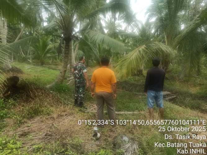 Babinsa Koramil 12/Batang Tuaka Laksanakan Patroli Tapal Batas Demi Menjaga Penataan Lahan di Desa Tasik Raya