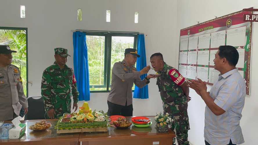 Momen HUT TNI Ke -80, Polsek Pelangiran Berikan Suprise Kepada  Personil Koramil