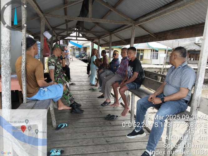 Babinsa Serma H. Situmorang Jalin Komunikasi dengan Masyarakat untuk Keamanan dan Ketertiban