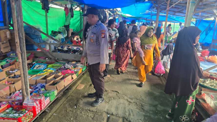 Bhabinkamtibmas Polsek Pelangiran Patroli Kamtibmas di Pasar Tradisional, Imbau Pedagang dan Pengunjung Tingkatkan Kewaspadaan