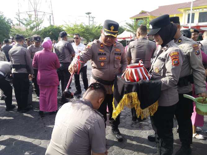 Polres Batu Bara Gelar Upacara Laporan Kenaikan Pangkat Reguler dan Pangkat Pengabdian