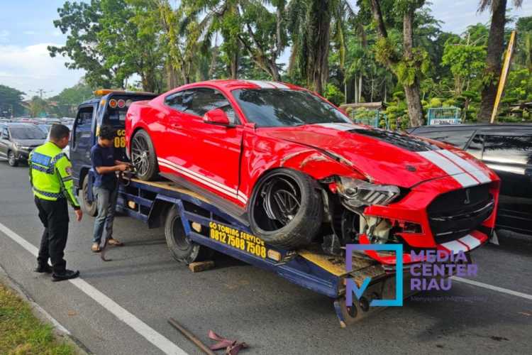 Tabrak Pohon di Sudirman Pekanbaru, Mobil Mewah Ford Mustang Ringsek