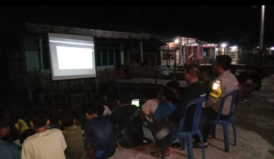 Lurah Concong Luar Nobar Bersama Masyarakat