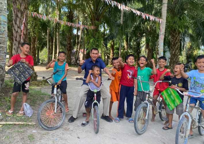 Mengenang Masa Kecil Dansatgas  TMMD ke 124 Bersepeda Ceria Bersama Anak - anak Setempat