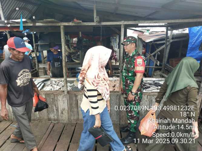 Babinsa Kopda Hendri Lakukan Komsos di Pasar Ramadhan, Tingkatkan Keharmonisan dan Keamanan Lingkungan