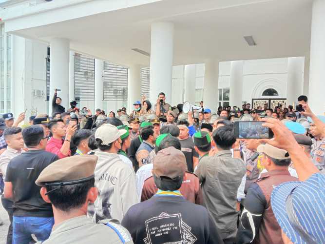 Mahasiswa Rohil Gelar Aksi di DPRD, Tuntut Transparansi dan Evaluasi Kinerja