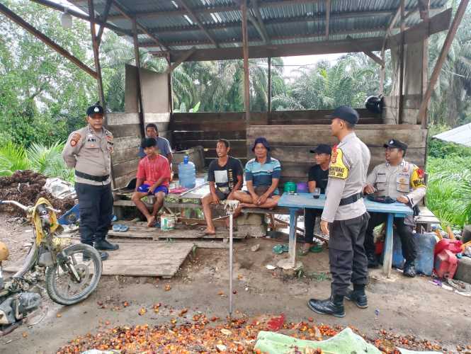 Polsek Kempas Patroli Dialogis, Himbau Buruh Sawit Jaga Kamtibmas Pasca Pilkada 2024.