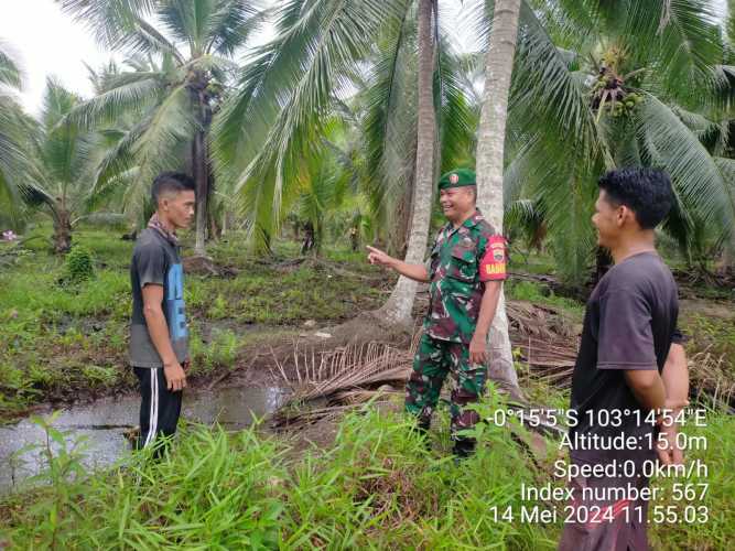 Sertu Syamsir Patroli di Desa Gemilang Jaya