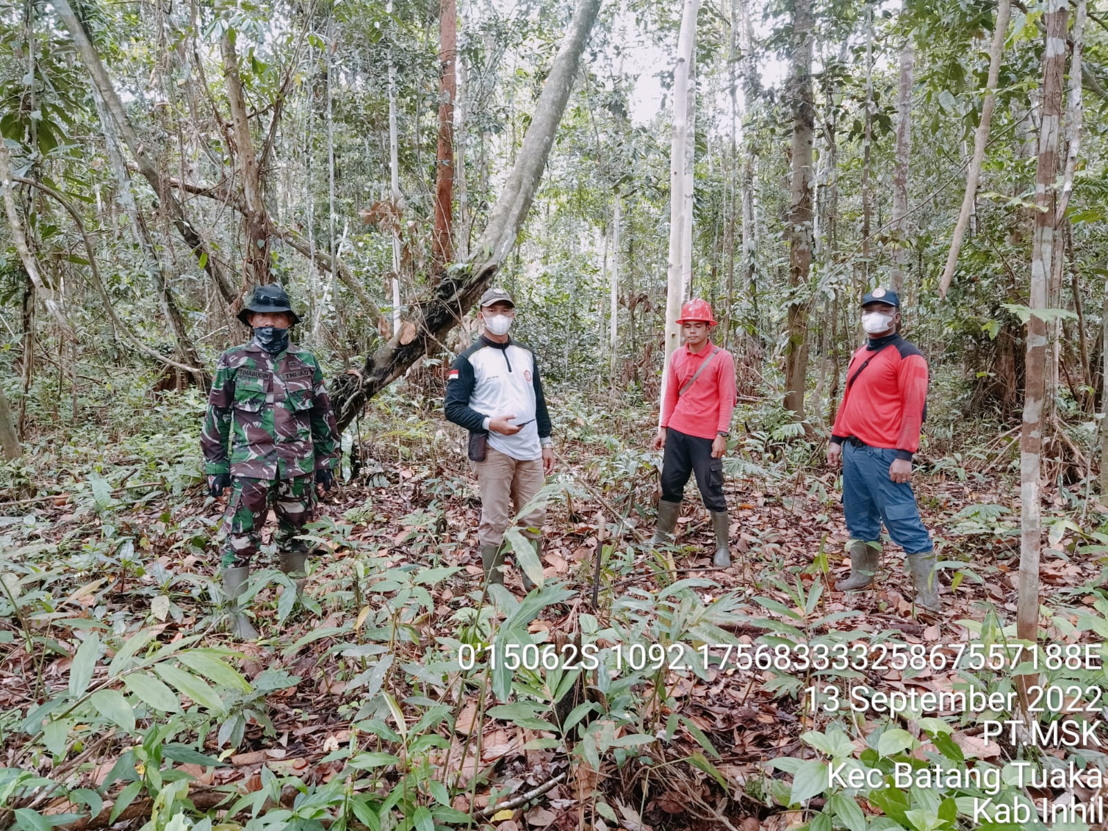 Kopda Sihabuddin Babinsa Koramil 12/Batang Tuaka patroli Lintas Hutan Konsesi