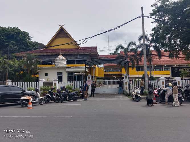 KPK Masuk Disdik Riau Dikawal Brimob Bersenjata