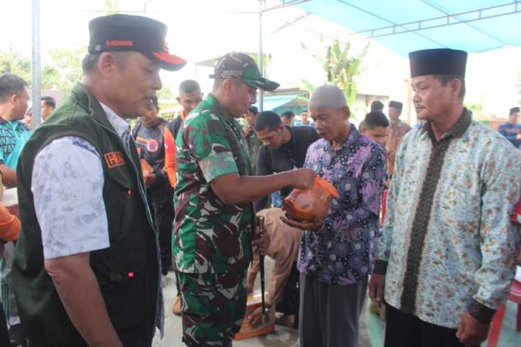 Sebagai Wujud Keprihatinannya,Dandim 0314/Inhil Serahkan Bantuan Kepada Warga Terdampak Banjir