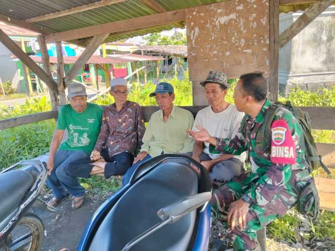 Babinsa Koramil 01/Tbh Ajak Tukang Ojek Tingkatkan Keselamatan Berkendara
